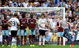 Momento en el que el espontáneo lanza una falta durante el #WestHam - #Tottenham