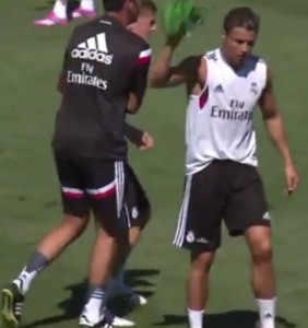 urante el entrenamiento del Real Madrid, James Rodríguez y Tony Kroos dieron un auténtico recital de toques jugando al 'bobito'. La víctima frente a tanto talento fue Cristiano Ronaldo, quien al final terminó 'enfadado' con sus compañeros.