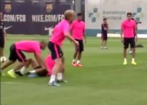 LA DURA ENTRADA DE DANI ALVES A MASCHERANO EN EL ENTRENAMIENTO DEL BARCELONA