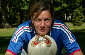 Corinne Diacre se convierte en la primera entrenadora del fútbol francés en dirigir a hombres