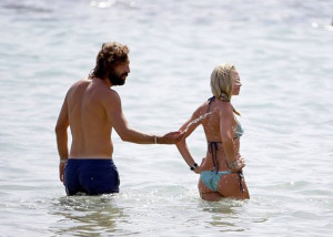 Pirlo disfruta con su nueva novia de sus vacaciones en las playas de Ibiza