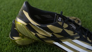 James tiene botas nuevas. Son doradas y negras como recuerdo de la Bota de Oro que conquistó en el Mundial de Brasil.