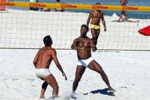 Ronaldinho, 'mago' también en voleibol de playa