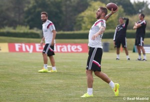 Sergio Ramos jugando fútbol americano