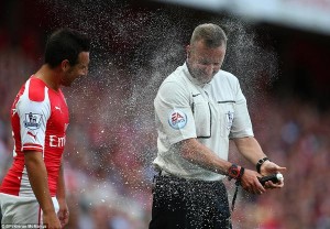 Santi Cazorla, el primero en probar el nuevo spray que utilizarán los árbitros en la Premier League