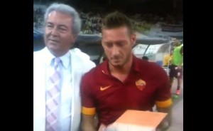 El capitán de la Roma Francesco Totti recibió el sábado previo al amistoso ante el AEK en Atenas un premio a su trayectoria y lo terminó rompiendo en el mismo instante.