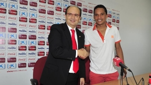 Bacca extiende por cuatro años su contrato con el Sevilla
