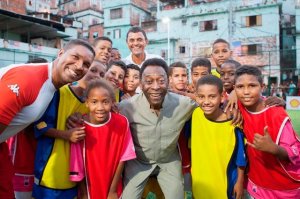 El Rey Pelé inauguró cancha de fútbol en una favela de Río
