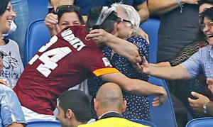 Jugador de la Roma marcó gol y fue a celebrarlo en la tribuna con su abuela