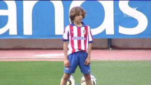 El hijo de Simeone se puso a lanzar faltas durante un entrenamiento del Atlético de Madrid y resultó curioso que Giuliano tiró la falta imitando el ritua