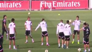 22/septiembre/2014 Balonazo de Bale a Modric en el entrenamiento del Real Madrid