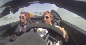 cristiano ronaldo se subio en un auto de carreras con el piloto de formula 1, jenson button de McLaren