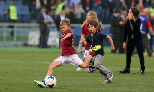 Mira cómo juega el hijo de Francesco Totti