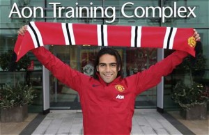 El delantero colombiano Radamel Falcao, fichado por el Manchester United casi al cierre del mercado de verano, dijo este martes que está "muy feliz de ser parte de este gran club" .