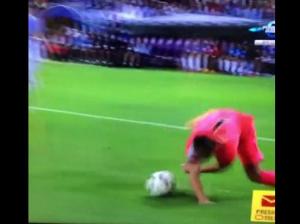 FC Barcelona: Pedro sufre aparatosa caída.