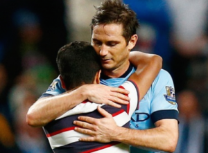 Un joven aficionado invadió el campo del Etihad Stadium para tomarse una selfie con Frank Lampard, el mediocampista inglés lo atendió