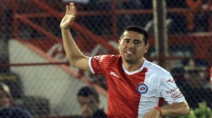 Con un golazo de Riquelme, Argentinos eliminó a Racing de la Copa Argentina