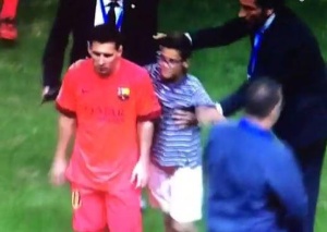 Messi ignora a niño que burló seguridad de la rosaleda