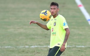 Malabarismos de Neymar en el entrenamiento de Brasil