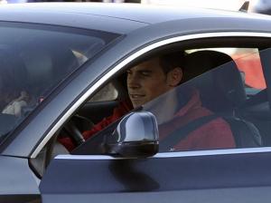 Aficionados del Real Madrid patean el coche de Bale