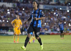 Ronaldinho falló un penal en su debut en México