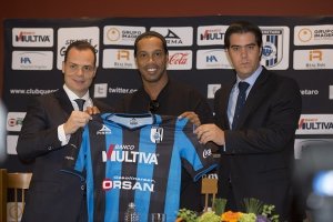 El astro brasileño se enfundó por primera vez en la camiseta de Gallos Blancos Utilizará el número 49 en la espalda y será presentado esta noche en Querétaro