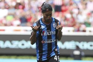 Con su primer gol en el fútbol mexicano y una asistencia, el brasileño Ronaldinho guió al Querétaro a vencer 4-1 al Guadalajara