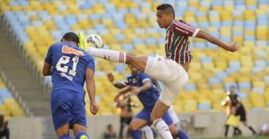 Durísima falta en el Brasileirao