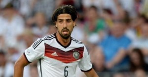 La lesión muscular sufrida por el centrocampista Sami Khedira, enfrenta a su club, el Real Madrid, que asegura que se lesionó con Alemania,