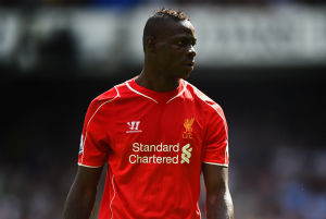 Balotelli saca de casillas a fans del Liverpool