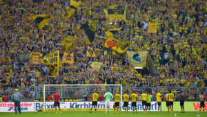 Los jugadores del Borussia Dortmund saludan a su afición después de caer ante l Hamburgo