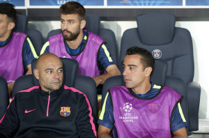 pique es suplente con el fc barcelona de luis enrique y posa en la banca