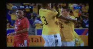 empujon de james rodriguez a guarin tras festejar un gol ante canada