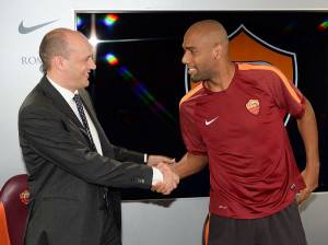 Maicon renueva con la Roma