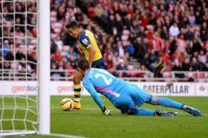 Error de Mahonee arquero del sunderland ante el arsenal que termino en gol de alexis sanchez