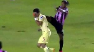 Patadón de Ronaldinho a un jugador del América