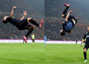 Hernanes celebra de forma acrobática su #gol en el #InterNapoli