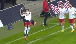 Daniel Frahn celebró su gol al estilo de lucha libre