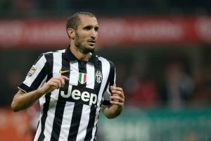 Chiellini siempre sigue sus instintos como defensor. Así despejó un córner A FAVOR de Juventus: