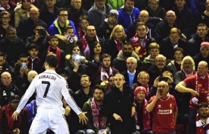 CRISTIANO ronaldo es ovacionando en Anfield