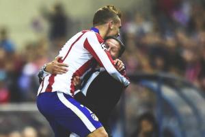El abrazo entre Griezmann & Simeone, hermosa postal de la familia colchonera