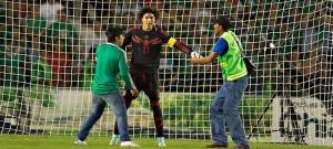 aficionado entra a la cancha en el partido de mexico vs honduras para un autógrafo de Memo ochoa