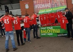 Los hinchas del Liverpool devuelven las camisetas de Balotelli