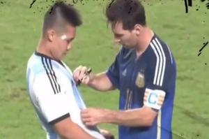 messi firma camiseta a aficionado en pleno partido ante hong kong