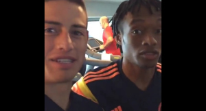 James y Cuadrado bromean en el gimnasio donde entrenan con Colombia