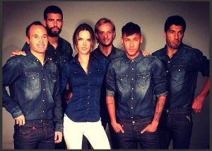 Alessandra Ambrosio posó junto a los jugadores del Barça