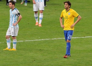 Messi le niega el saludo a Kaká.