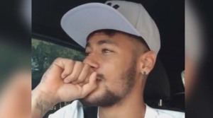 Lo que canta Neymar al salir del entrenamiento