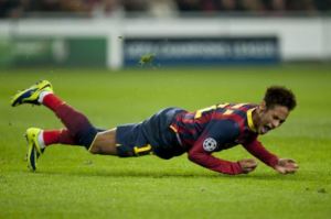 Fabio Capello: "No soporto que un jugador del nivel de Neymar se caiga en el suelo cada vez que se le toque".