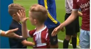 un niño mascota del West Ham le negó el saludo a Joe Hart, del Manchester City
